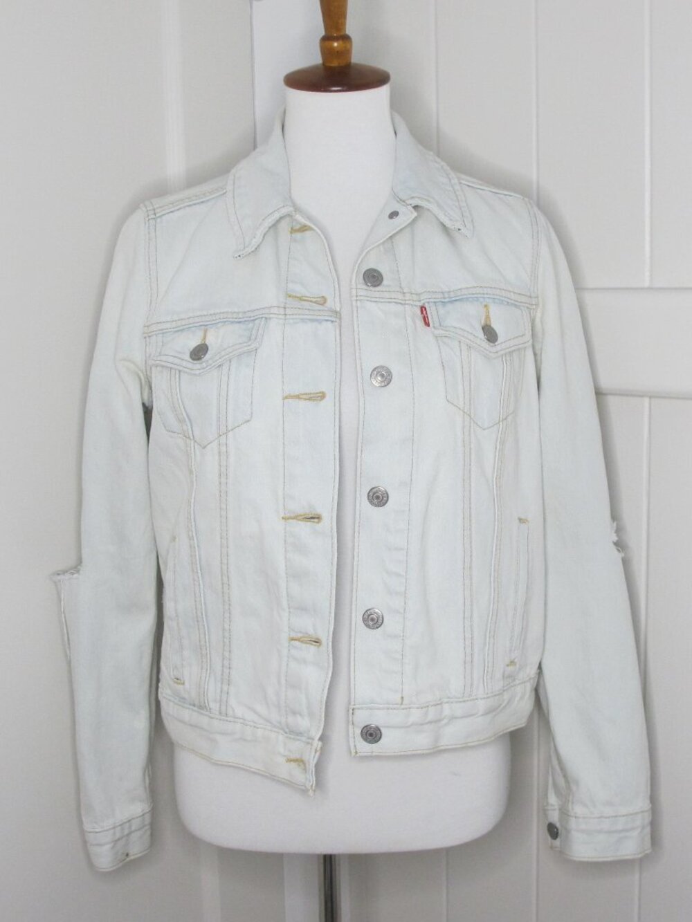 Levi’s |Premium Original Trucker Jacket Distressed Elbow Light Wash M